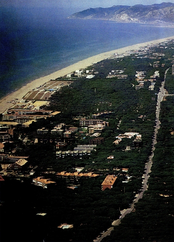 Imagen aérea de Gavà Mar de inicis de los años 90. En la parte inferior-izquierda, los apartamentos LES MARINES